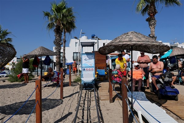 Turgutreis halk plajına özel gereksinimli bireyler için raylı sistem