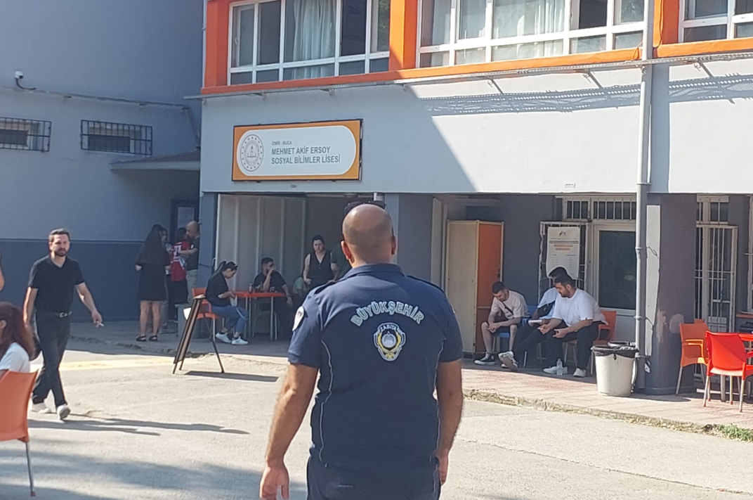 İzmir Büyükşehir Belediyesi zabıta ekiplerinden YKS’ye giren öğrencilere yardım