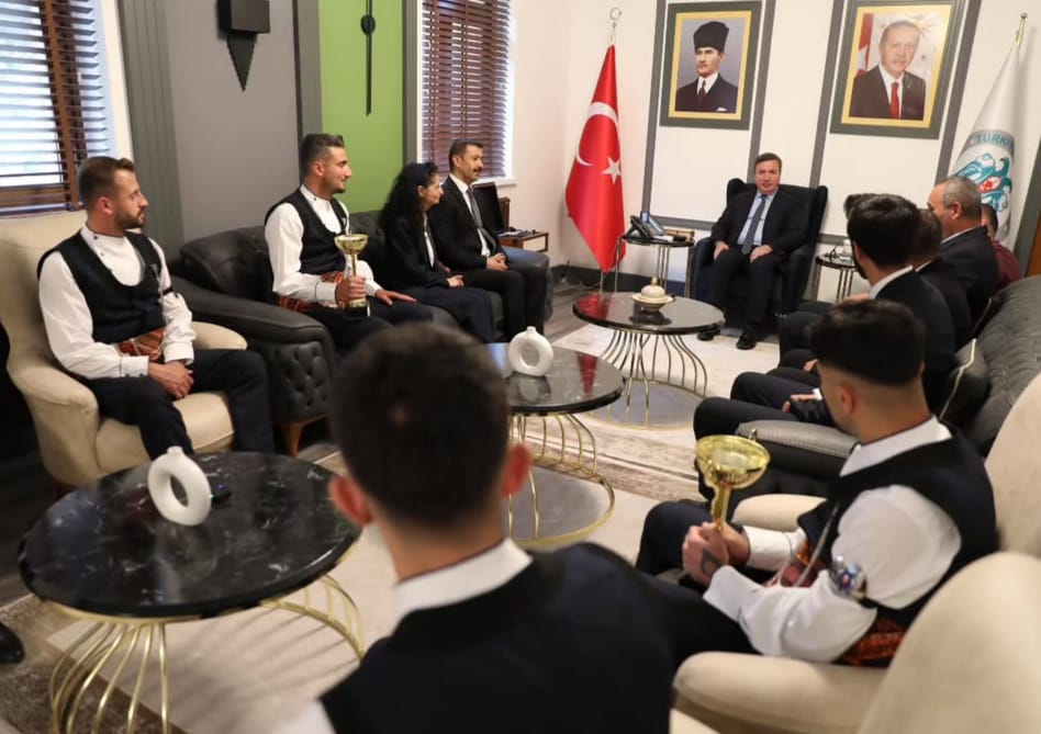 Erzincan Valisi Aydoğdu’dan halk oyunları ekibine tebrik
