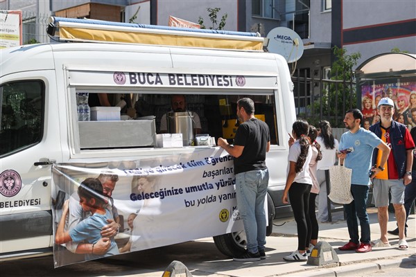 Buca Belediyesi’nden LGS’ye giren öğrenciler ve ailelerine ikram