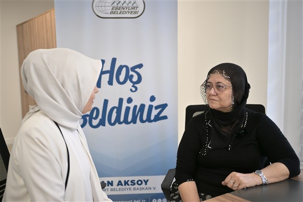 Esenyurt’ta evinden tahliye edilen yaşlı kadına belediye ekipleri destek oldu