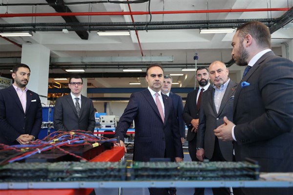 Bakan Kacır: Savunma sanayiine güç veren girişimlerimize destek olmaya devam edeceğiz