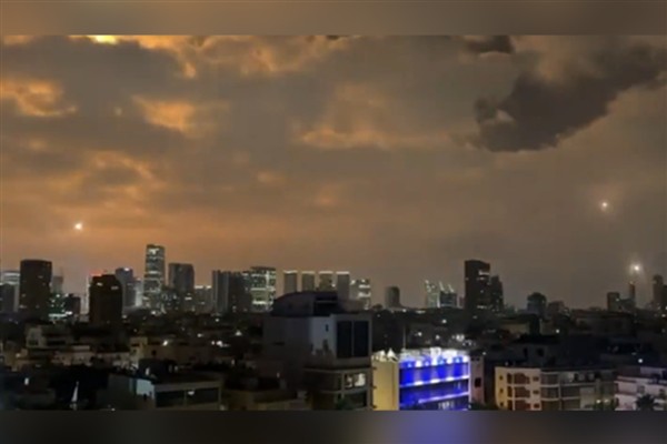 İran’ın İsrail’e 2 füze saldırısı başlatmasıyla en az 16 kişi yaralandı