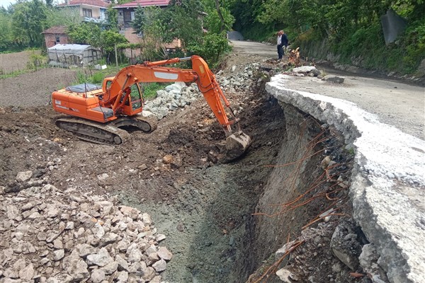 Ordu Büyükşehir, heyelan nedeniyle ulaşıma kapanan yollar açıldı