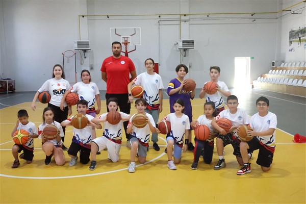 Kayseri Büyükşehir Belediyesi’nin yaz spor okulları başladı