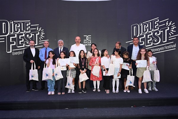 Batman Valisi Canalp’ten öğrencilere karne hediyesi