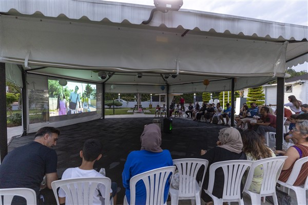 Mersin Engelsiz Yaşam Parkı’nda aileler açık hava sinemasında buluşuyor