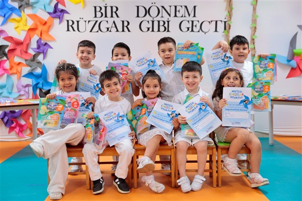 Konaklı çocuklar karne sevinci yaşadı