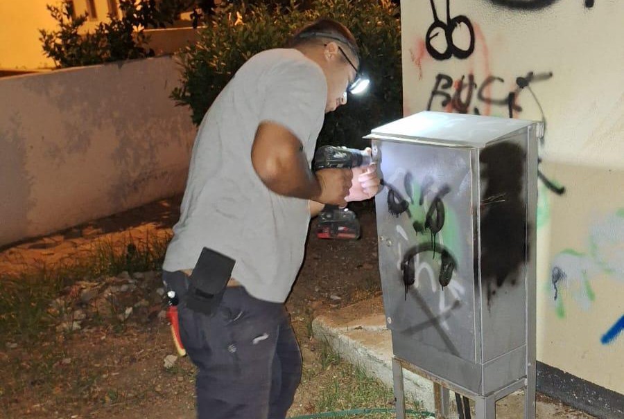 Marmaris’te elektrik ekibi sahada çalışmalarını sürdürüyor