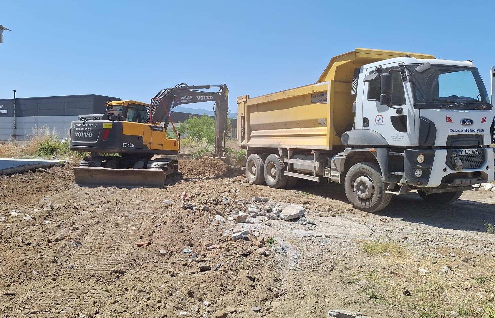Düzce Belediyesi Fen İşleri Müdürlüğü, rutin çalışmalarına devam ediyor