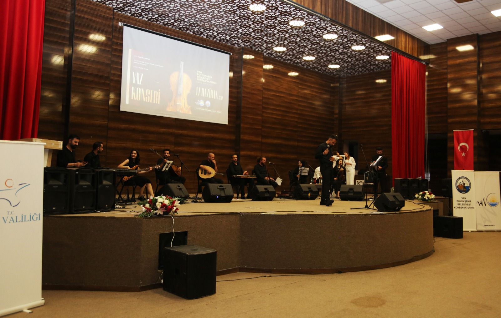 Van Büyükşehir Belediyesi vatandaşları müzik ve sanatla buluşturdu