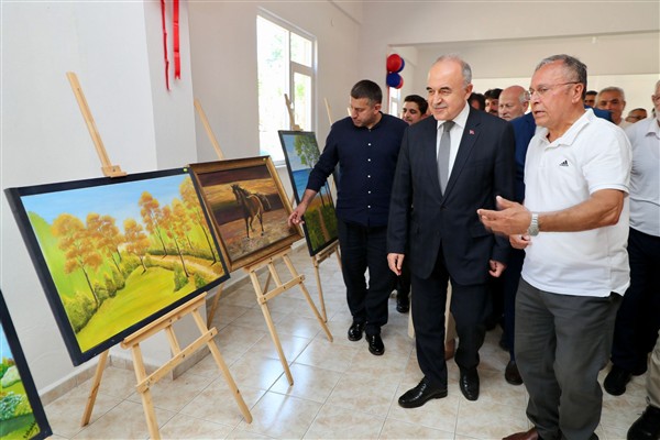 Vali Erol, “Anlamlı Renkler” sergisinin açılışına katıldı