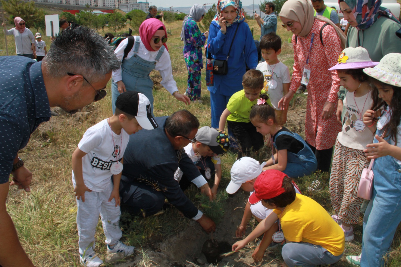 Kayseri Büyükşehir Belediyesi, 500 fidanı toprakla buluşturdu