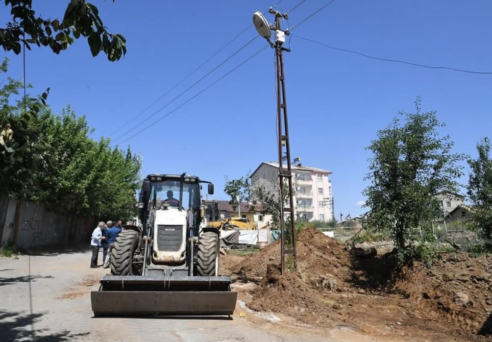 Muş Belediyesi’nden Yeşilce Mahallesi’nde yol genişletme çalışması