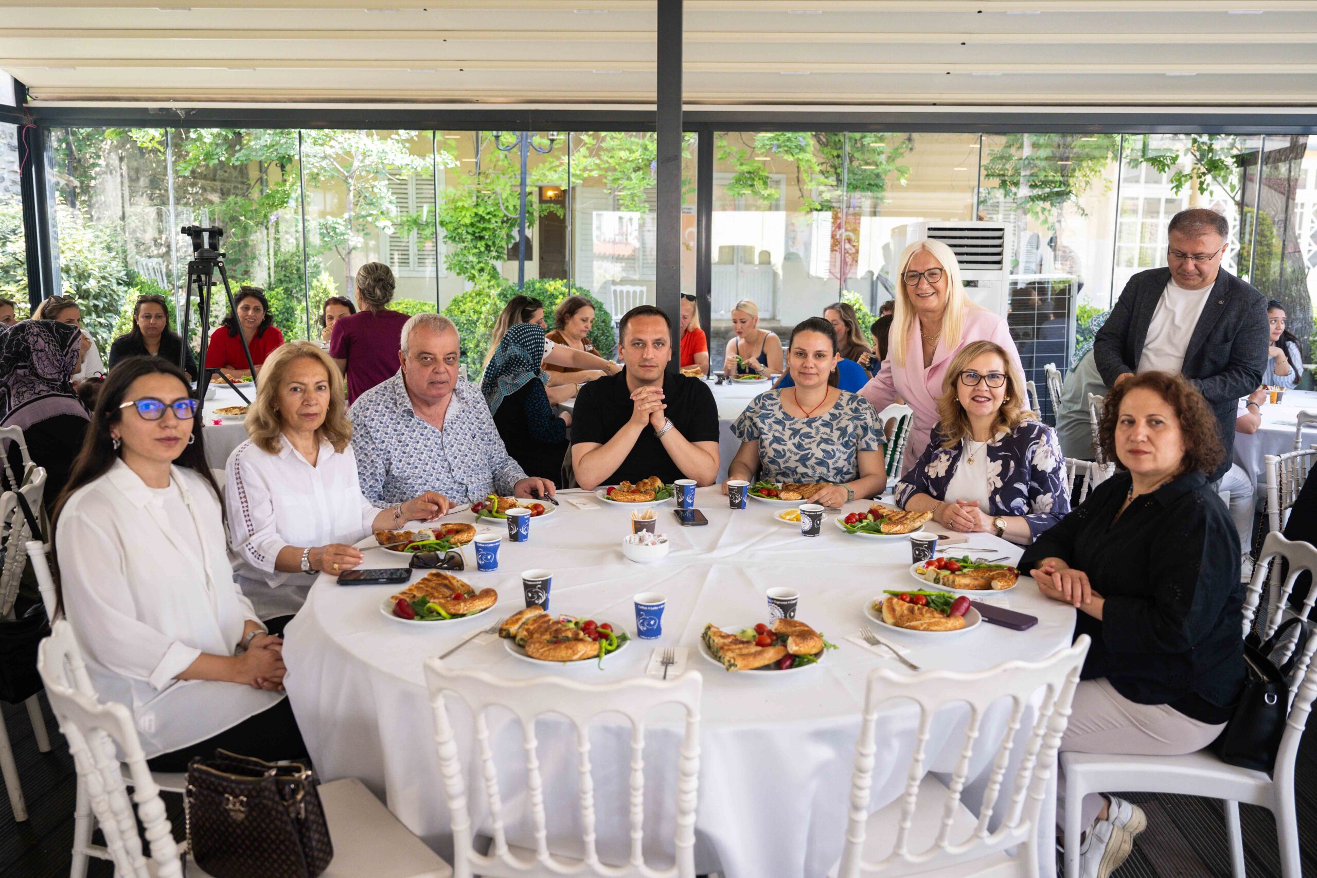 Bornova’da yeni üyelere parti rozetleri takıldı
