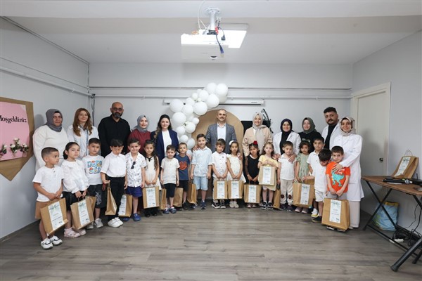 Çayırova çocuk kulübü öğrencileri karnelerine kavuştu