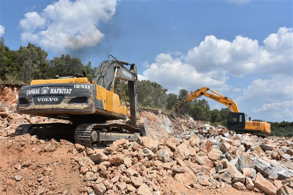 Gemlik’te yol açma çalışmaları sürdürülüyor