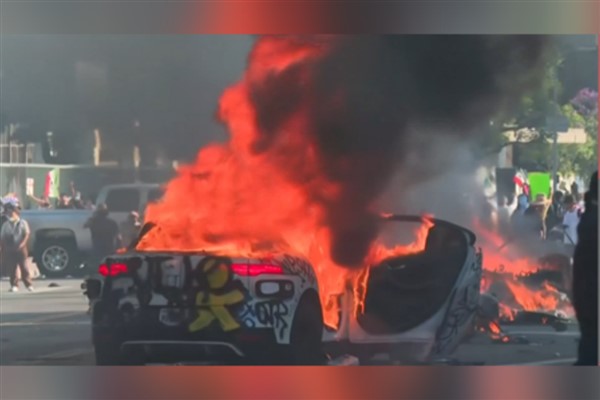 Los Angeles’ta göçmen baskınlarına karşı protestolar şiddetlenerek sürüyor