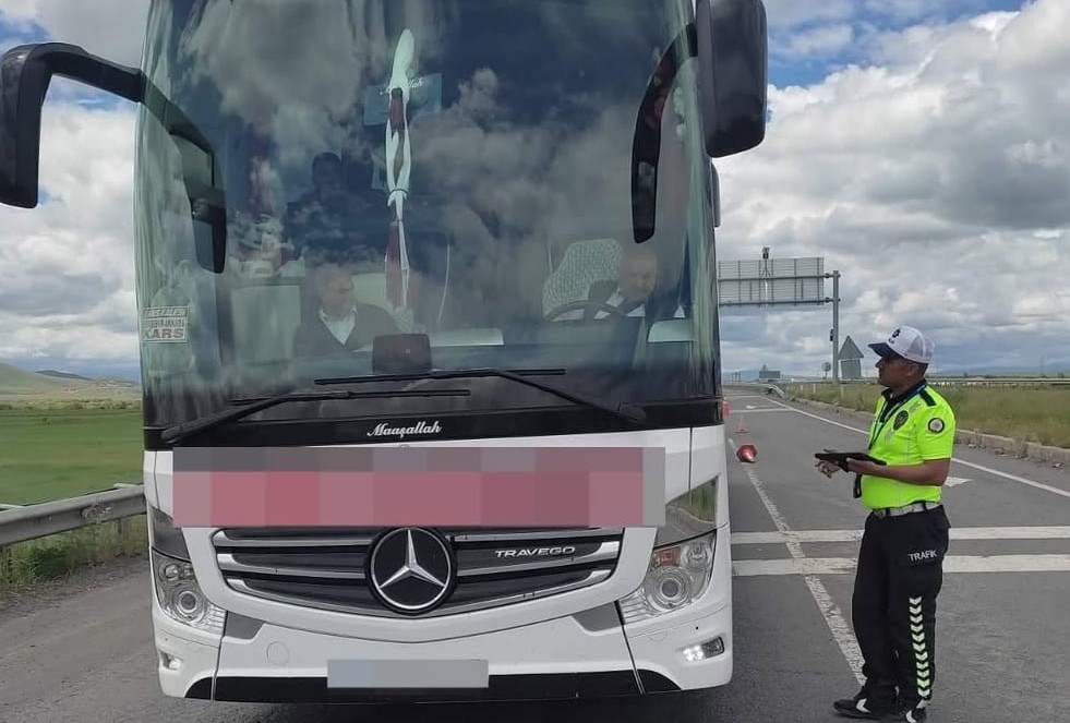 Kars’ta Kurban Bayramı kapsamında otobüslerde trafik denetimi