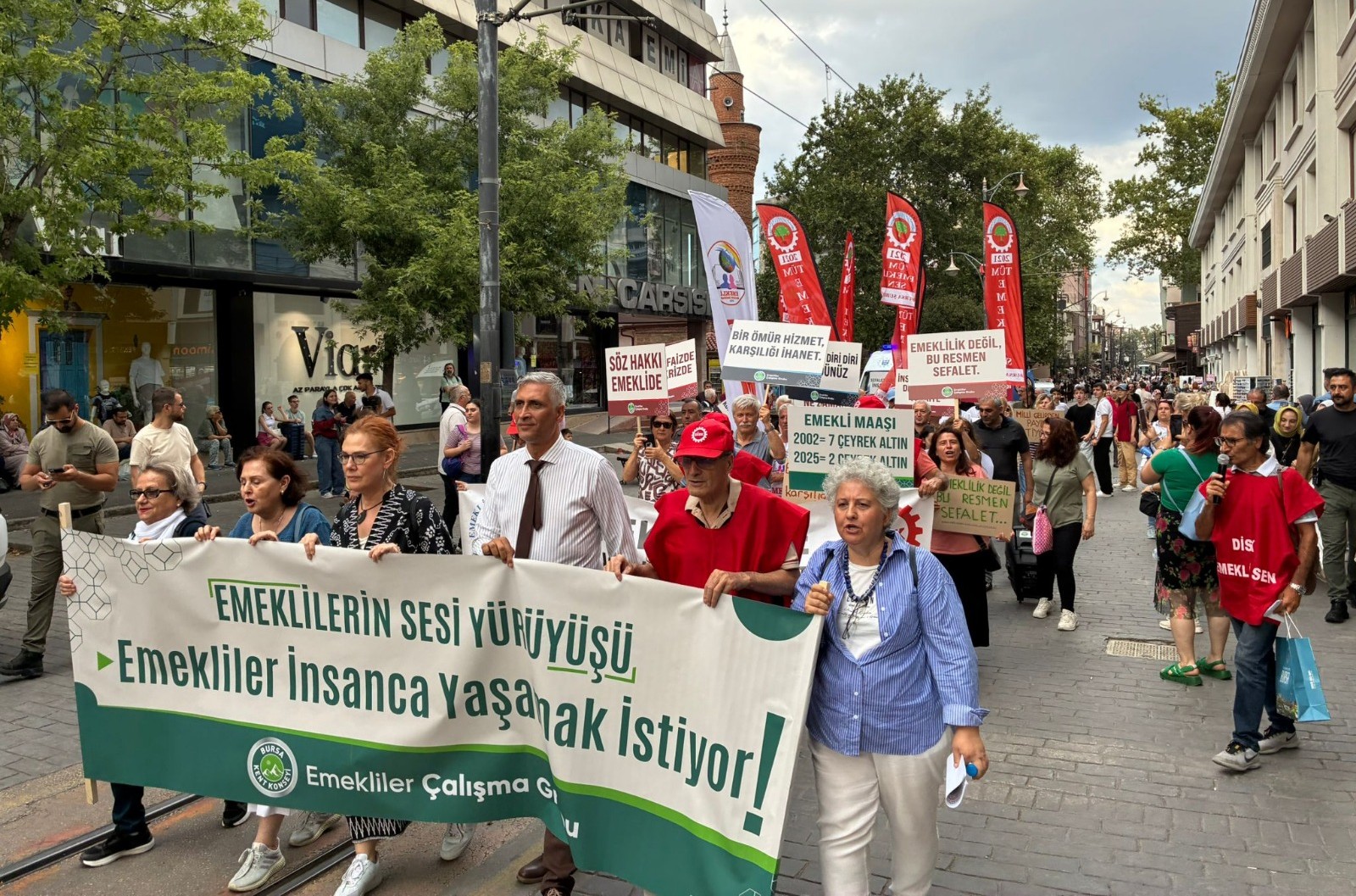 Bursa Kent Konseyi Emekliler Çalışma Grubu’ndan “Emeklilerin Sesi” yürüyüşü