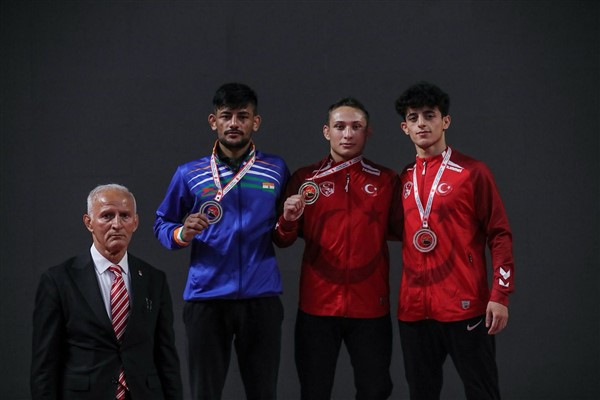 İzmir Büyükşehir Belediyesi güreşçilerinden altın madalya