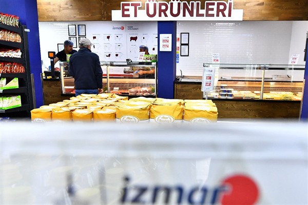 İZMAR marketleri vatandaşlardan ilgi gördü
