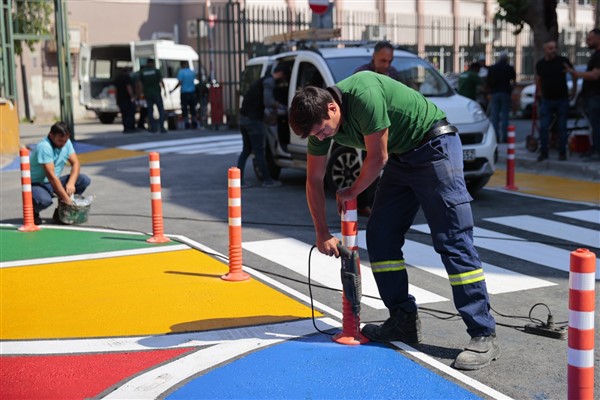 Konak’ta okul yollarına renkli düzenleme
