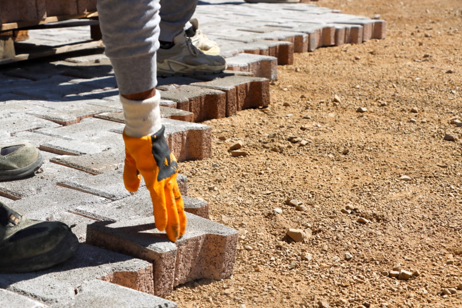 Aziz Sokak’ta parke taşı döşeme çalışması yapılıyor
