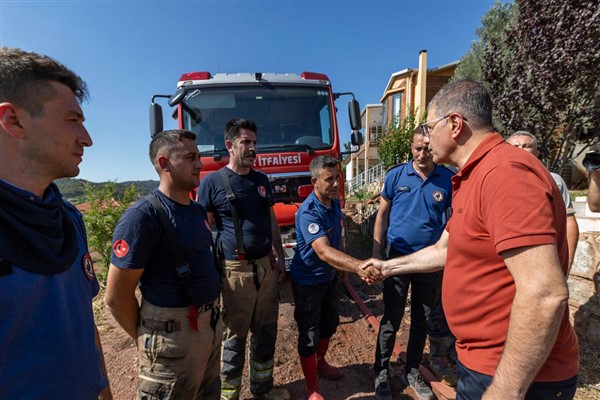 Başkan Tugay yangın bölgesini inceledi