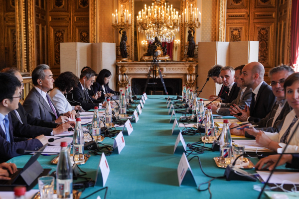 Çin ve Fransa dışişleri bakanları görüştü