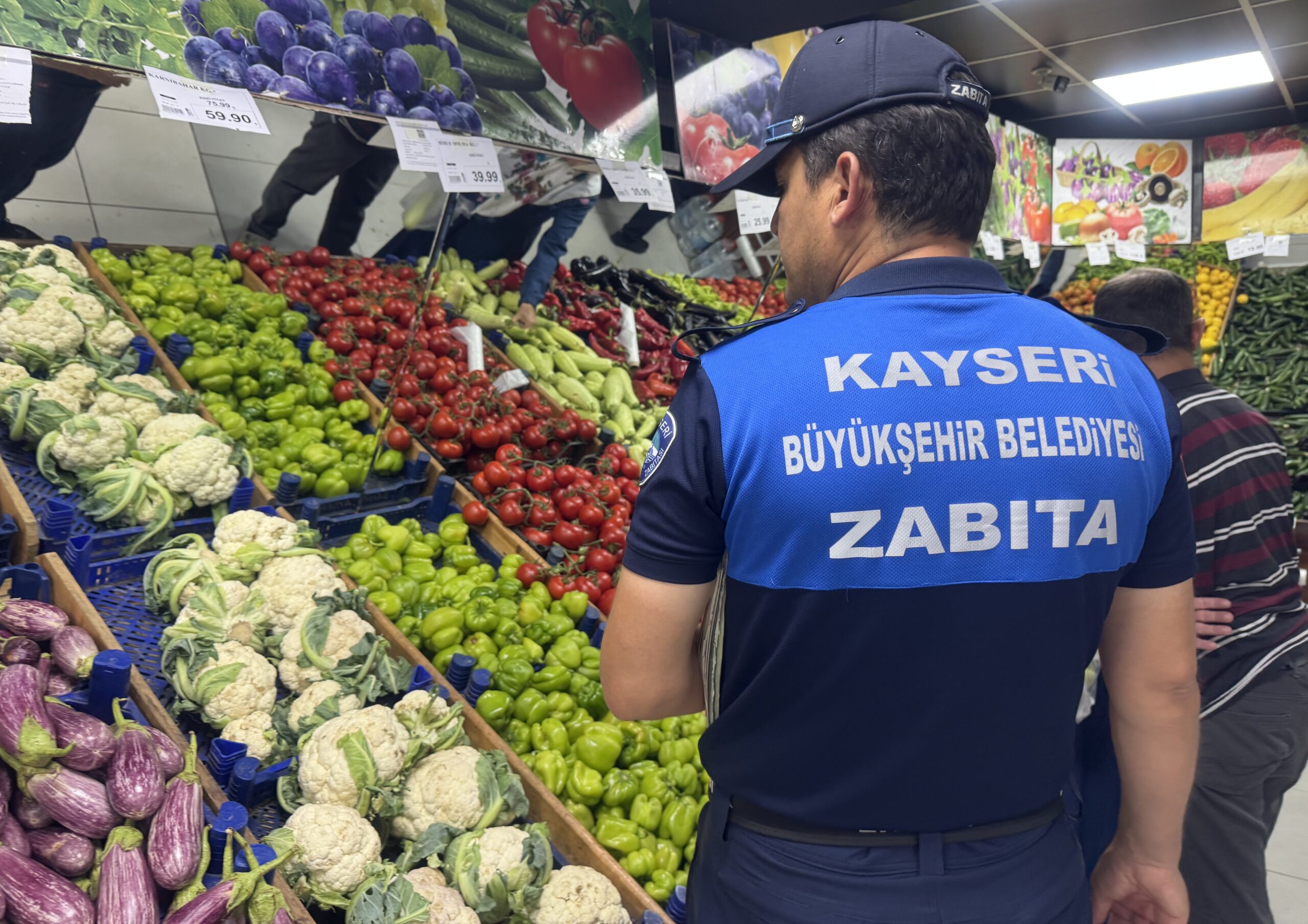 Kayseri Büyükşehir Belediyesi Zabıta ekiplerinden marketlere denetim
