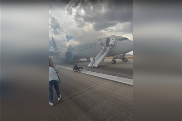 AAL uçağı pistte iniş takımlarında çıkan yangın sonucu boşaltıldı