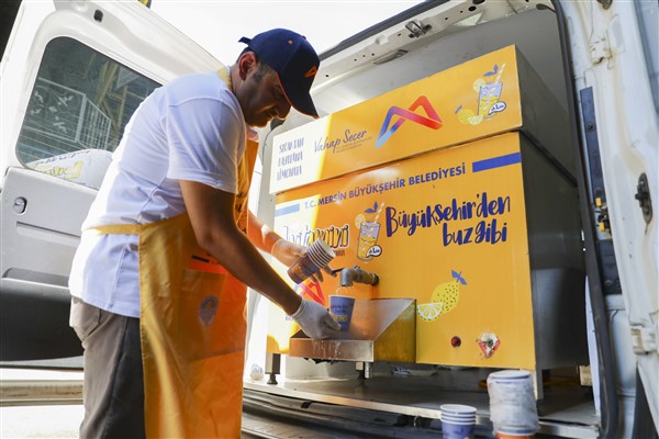 Mersin Büyükşehir Belediyesi, limonata ikramı yaptı