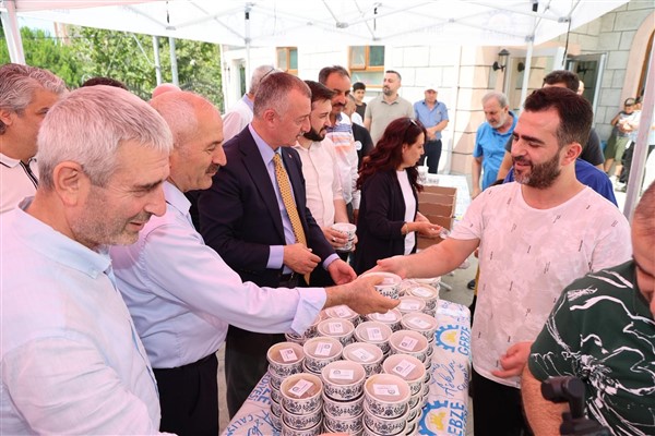 İzmit Belediyesi’nden aşure ikramı