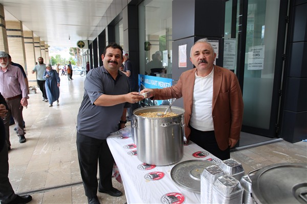 Başkan Esen, vatandaşlara aşure ikram etti