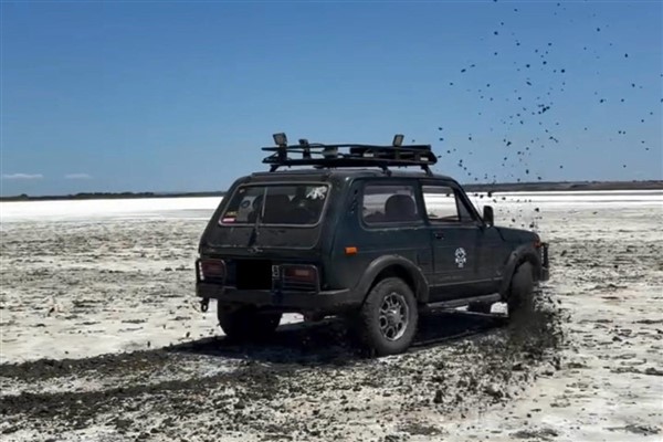 Gökçeada Tuz Gölü’nde drift yapılan araç trafikten men edildi