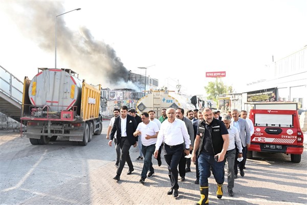 Başkan Er, alışveriş merkezinde çıkan yangın alanında inceleme yaptı