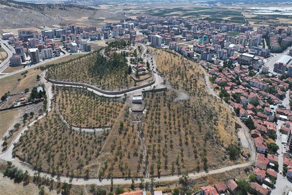 Çünür Tepesi’nde duvar yapım çalışmaları devam ediyor