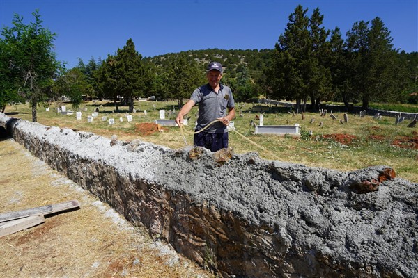 Yenitepe köyünün yıkık mezarlık duvarı yenilendi