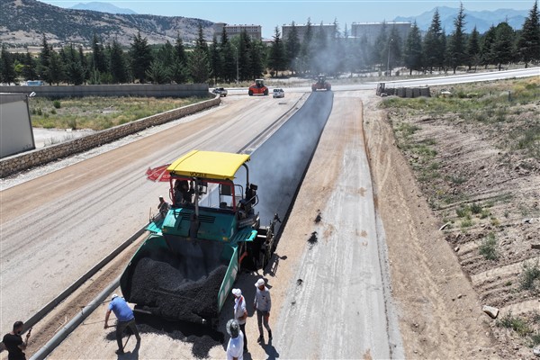 Isparta’da 1002 TOKİ yeni bağlantı yolu asfaltlanıyor