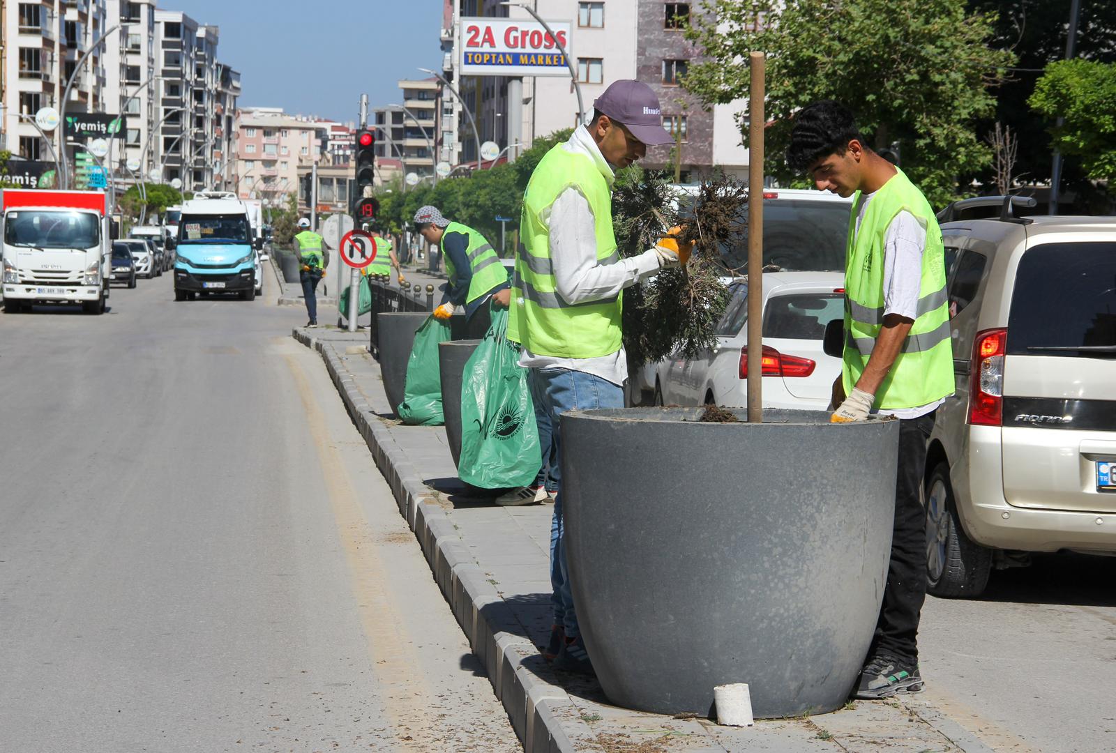 Van Büyükşehir Belediyesi’nden yeşil alanlarda yoğun mesai