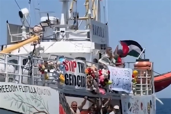 İsrail, Gazze’ye yardım ulaştırmaya çalışan aktivistleri taşıyan tekneyi durdurdu