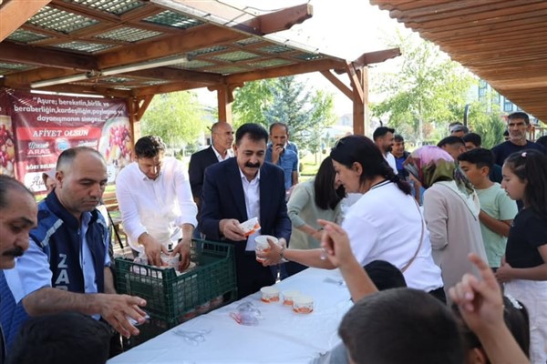Ağrı Belediyesi’nden aşure ikramı