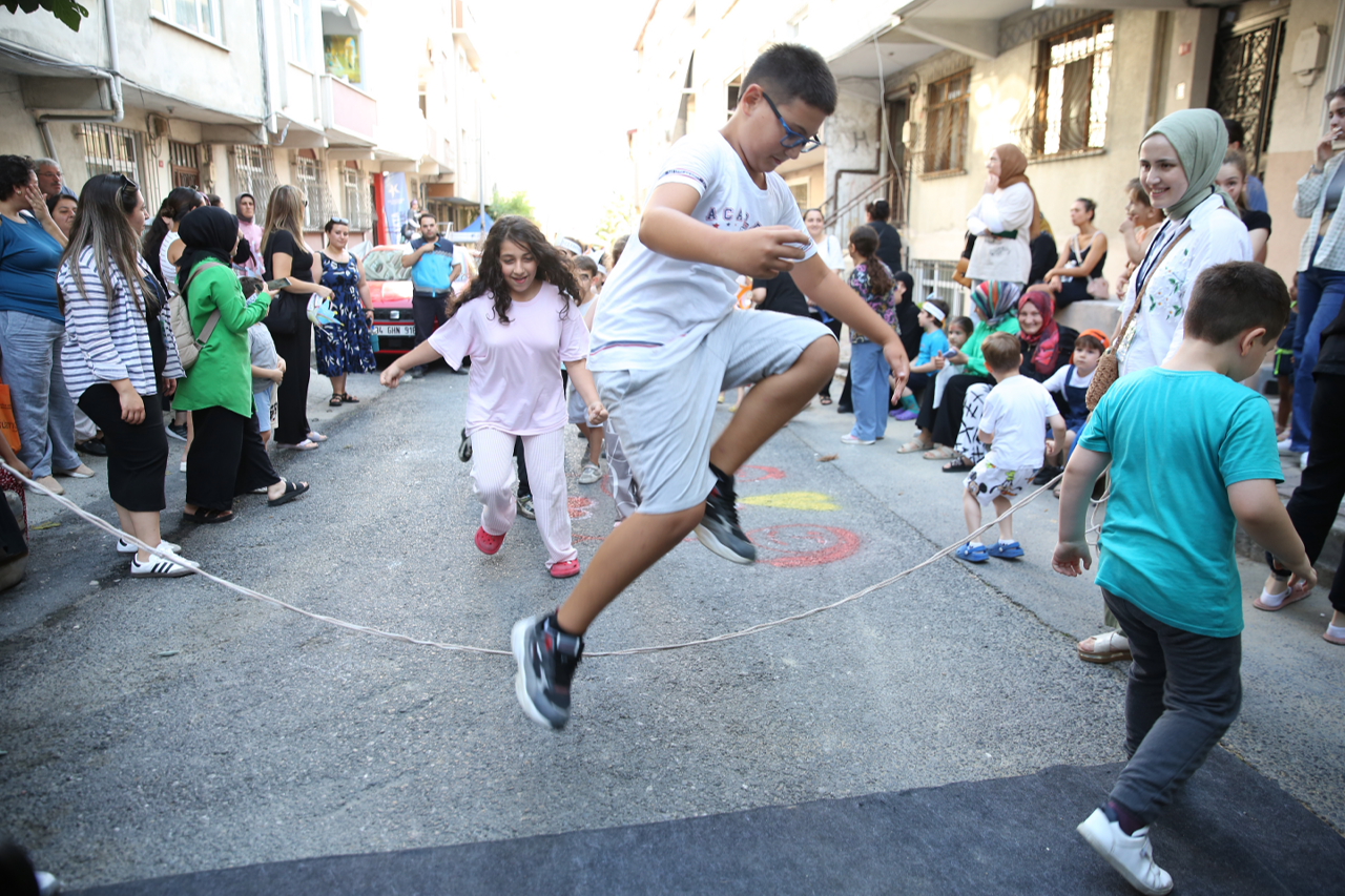 Küçükçekmece Belediyesi’nden Sokakta Oyun Var etkinliği