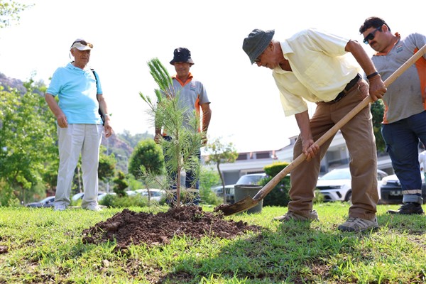 Emekli albaydan Marmaris’e fidan bağışı