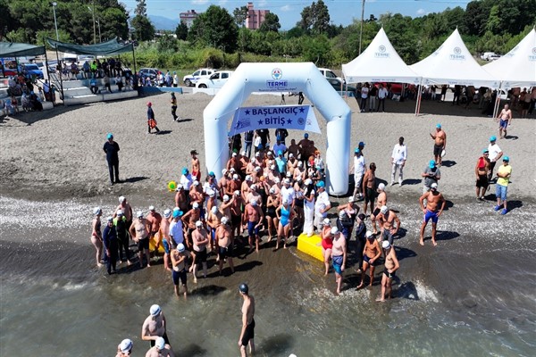 Zeytinburnu Belediyesi Masterlar Yüzme Ekibi’nden Karadeniz çıkarması