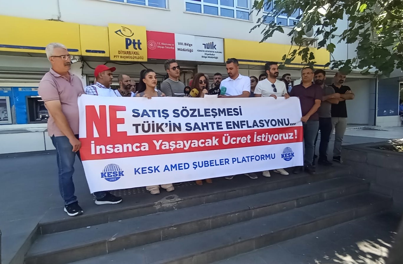 KESK üyeleri, TÜİK önünde sefalet zammına tepki gösterdi