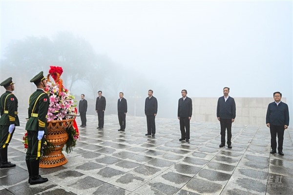 Xi, şehitler anıtına çelenk bıraktı