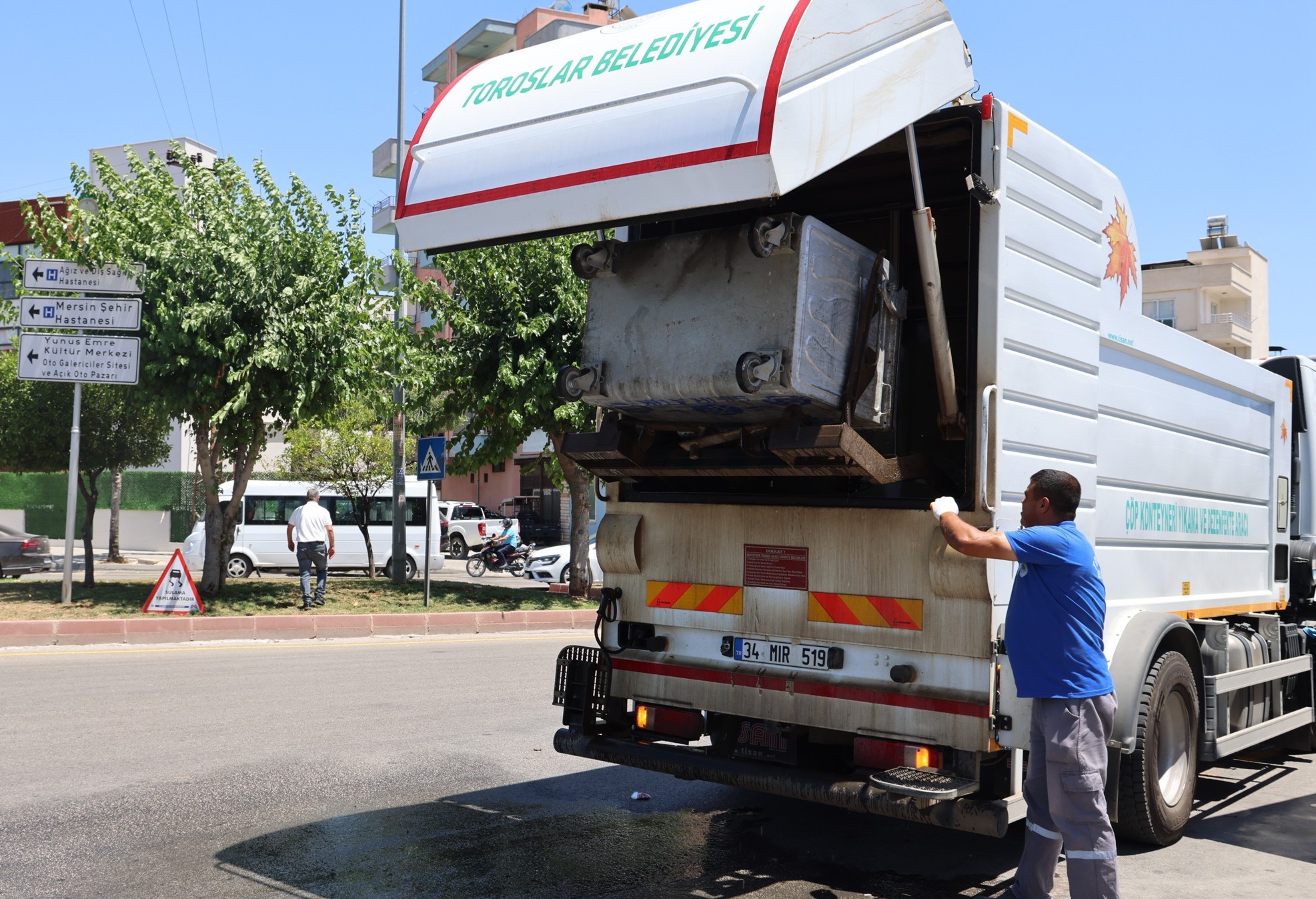 Toroslar’da çöp konteynerleri yerinde yıkanarak dezenfekte ediliyor