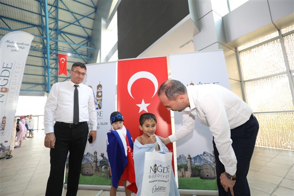 Niğde’de yüzme öğrenen çocuklara ekipman hediyesi